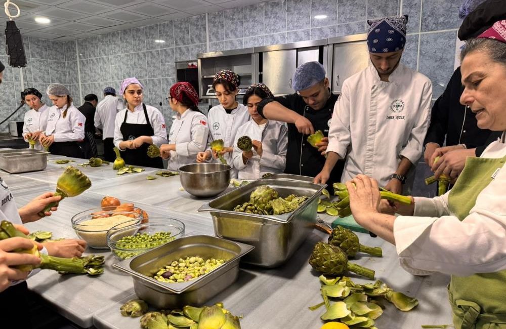 Burhaniye’de Gastronomide zeytinyağı deneyimi gerçekleştirildi Balıkesir Üniversitesi Burhaniye Uygulamalı Bilimler Fakültesi (BUBFA) bünyesinde düzenlenen mesleki