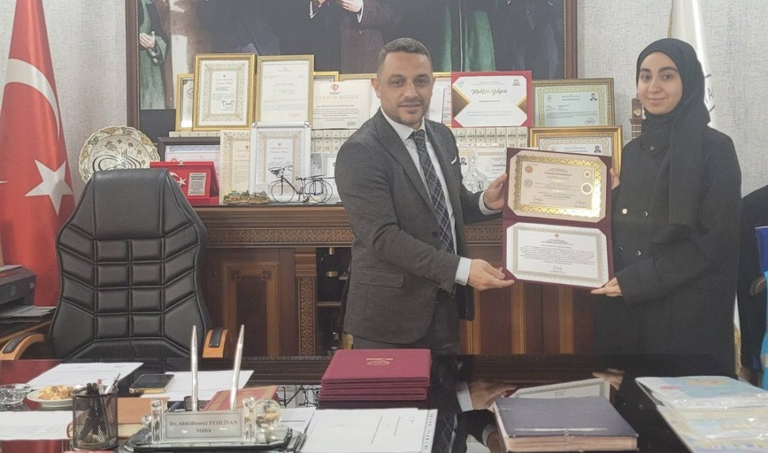 Bandırma’da hafızlık başarısı ödüllendirildi Bandırma İlçe Müftülüğü’nde düzenlenen törende, hafızlık sınavında başarılı olan öğrenciler