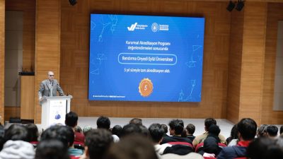 Bandırma Onyedi Eylül Üniversitesi’nde düzenlenen “Rektör-Öğrenci Buluşmaları” kapsamında Rektör Prof.