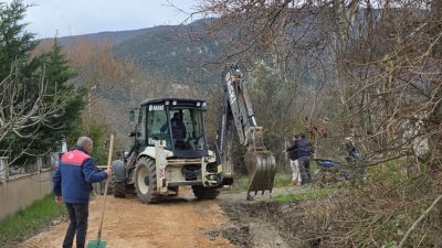 Erdek Belediyesi ile Balıkesir Büyükşehir Belediyesi ekipleri, Ocaklar Mahallesi’nde ulaşımı
