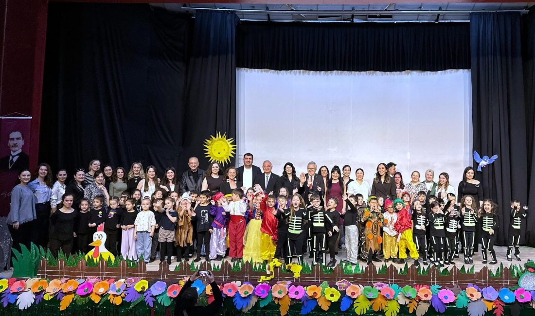 Gündüz Bakımevi öğrencilerinden İngilizce tiyatro şöleni Bandırma Belediyesi’ne bağlı bakımevlerinde eğitim gören minikler, sahneledikleri İngilizce tiyatro