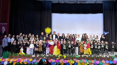Bandırma Belediyesi’ne bağlı bakımevlerinde eğitim gören minikler, sahneledikleri İngilizce tiyatro