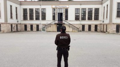 İçişleri Bakanlığı’nın 81 ilde aldığı karar doğrultusunda Erdek’te okul giriş