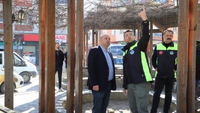 Gönen Belediye Başkanı İbrahim Palaz, Osman Pazar Camii önündeki alanın