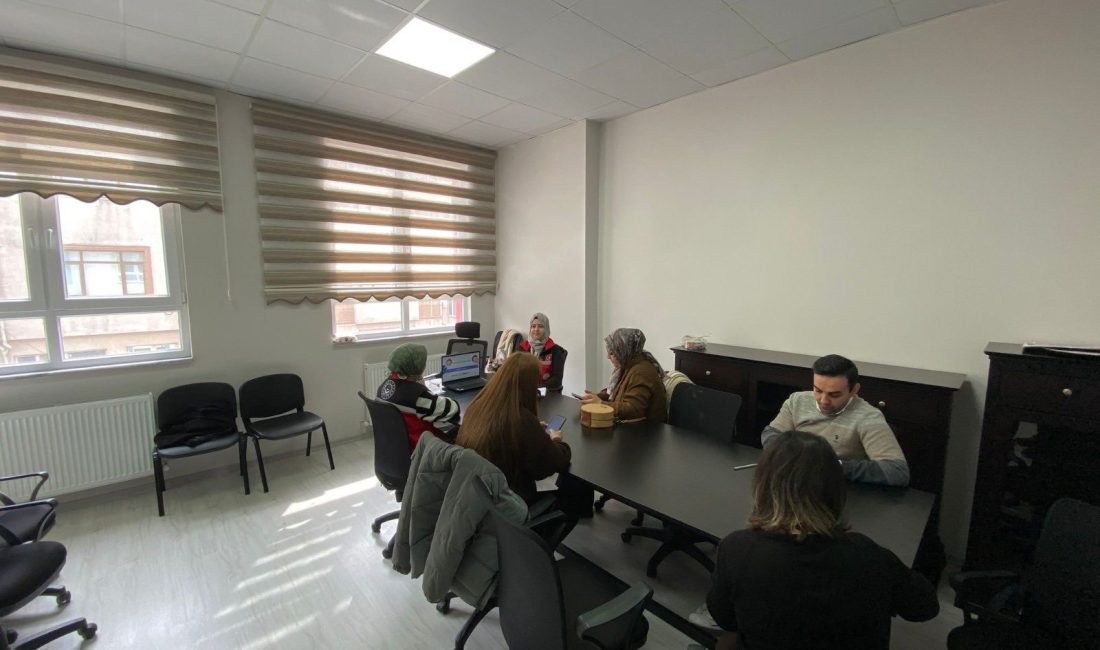 Çınarlı Anaokulu velilerine teknoloji bağımlılığı eğitimi Bandırma’da düzenlenen eğitim programında, çocuklarda teknoloji kullanımına yönelik farkındalık oluşturulması