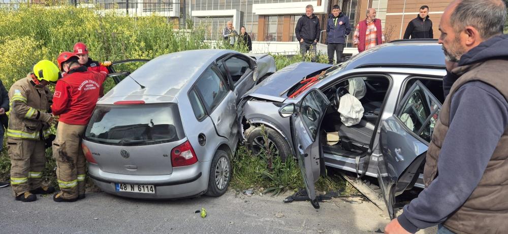 Susurluk’ta çift taraflı trafik kazası: 4 kişi yaralandı Susurluk’ta meydana gelen çift taraflı ve sıkışmalı trafik kazasında 4