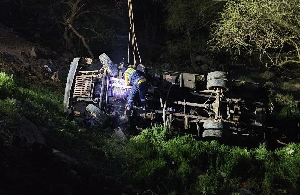 İş makinesi şarampole yuvarlandı: 1 ölü, 1 yaralı Balıkesir’de şarampole yuvarlanan sepetli iş makinesindeki 1 kişi hayatını kaybetti,