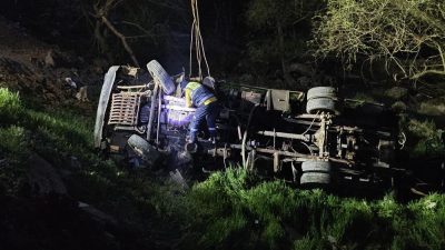 Balıkesir’de şarampole yuvarlanan sepetli iş makinesindeki 1 kişi hayatını kaybetti,