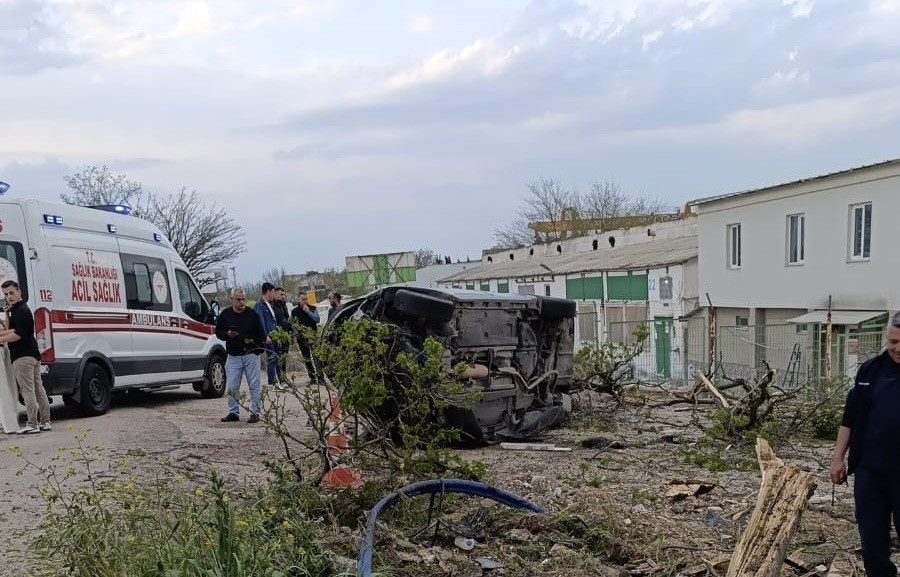 Bandırma’da takla atan otomobil sürücüsü yaralandı Bandırma’da takla atan otomobil sürücüsü yaralandı. Edinilen bilgiye göre, kaza