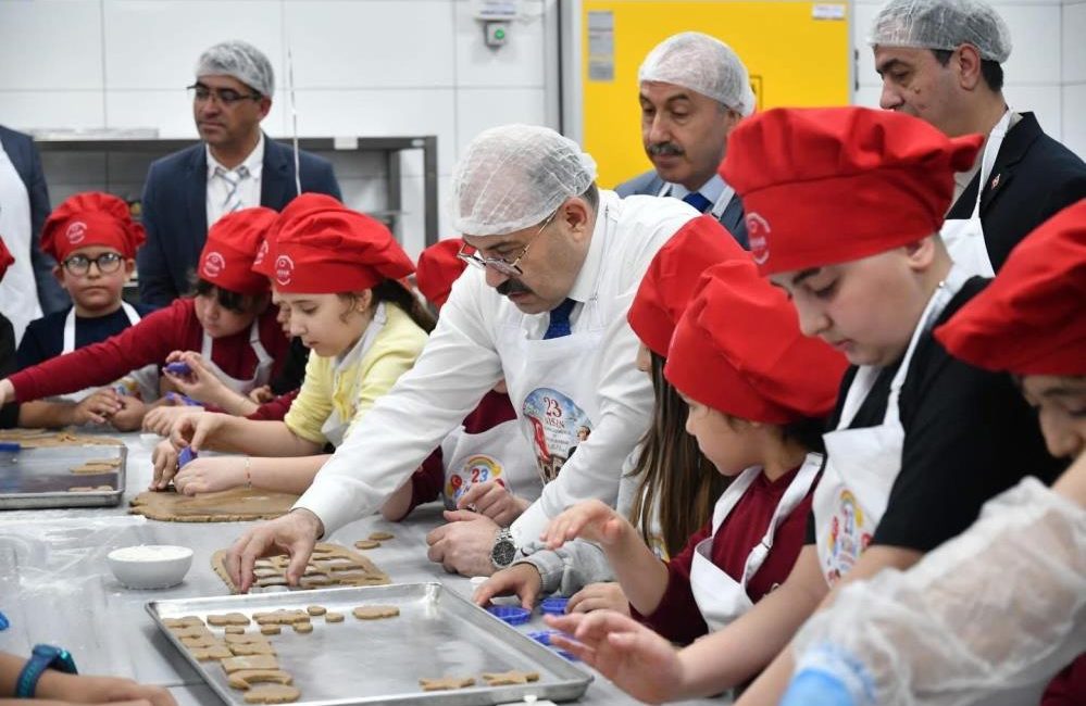 Minik şeflerden 23 Nisan’a özel kurabiye Balıkesir’de 23 Nisan Ulusal Egemenlik ve Çocuk Bayramı etkinlikleri kapsamında
