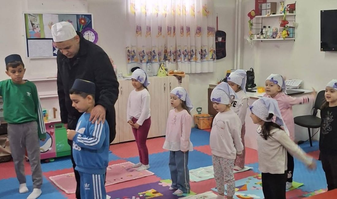 Kur’an kursunda miniklere namazın önemi anlatıldı Bandırma’da 4-6 yaş Kur’an kursu öğrencileri, düzenlenen programda namazın bölümlerini