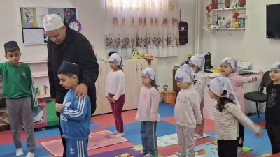 Bandırma’da 4-6 yaş Kur’an kursu öğrencileri, düzenlenen programda namazın bölümlerini