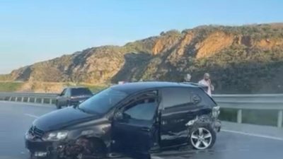 Erdek-Bandırma karayolu üzerinde meydana gelen trafik kazasında bir otomobil bariyerlere