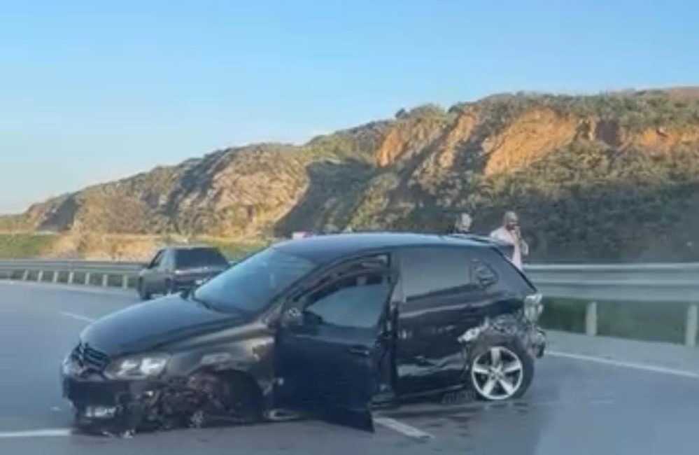 Erdek-Bandırma karayolu üzerinde meydana gelen trafik kazasında bir otomobil bariyerlere