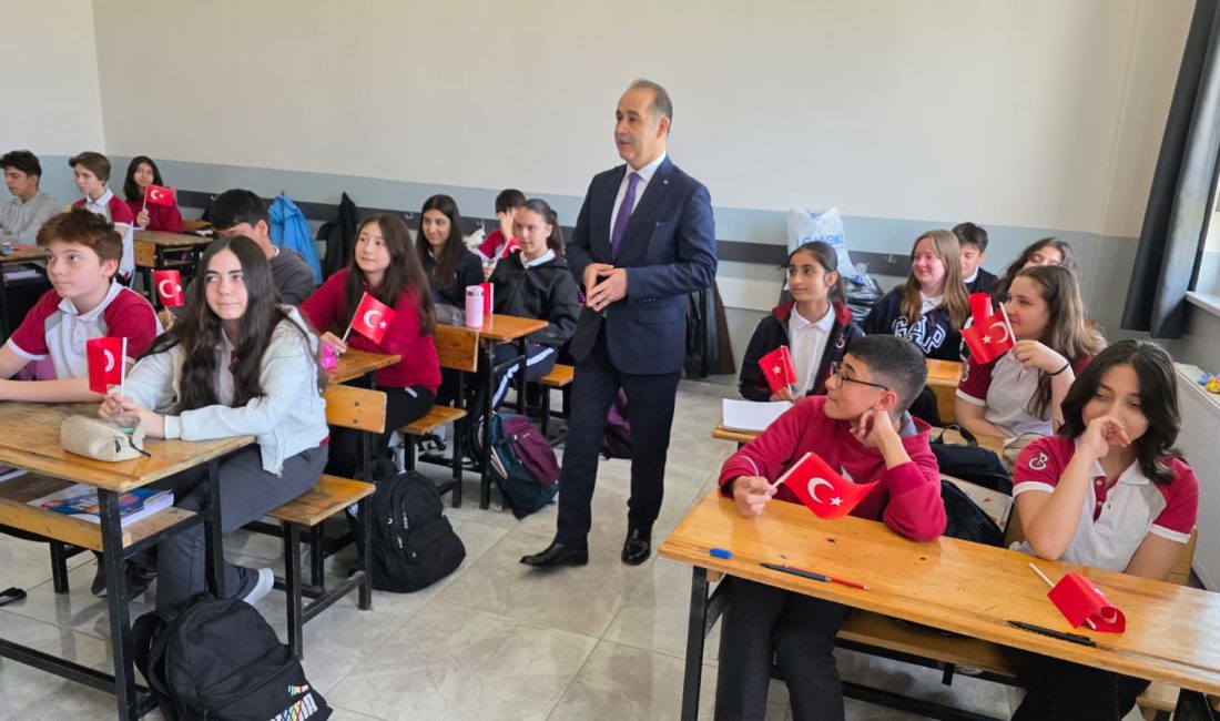 Bandırma Kaymakamı Engin Aksakal, Bandırma Ortaokulu’nu ziyaret ederek öğretmen ve