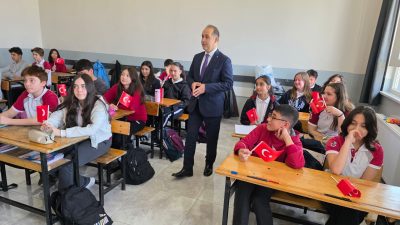 Bandırma Kaymakamı Engin Aksakal, Bandırma Ortaokulu’nu ziyaret ederek öğretmen ve