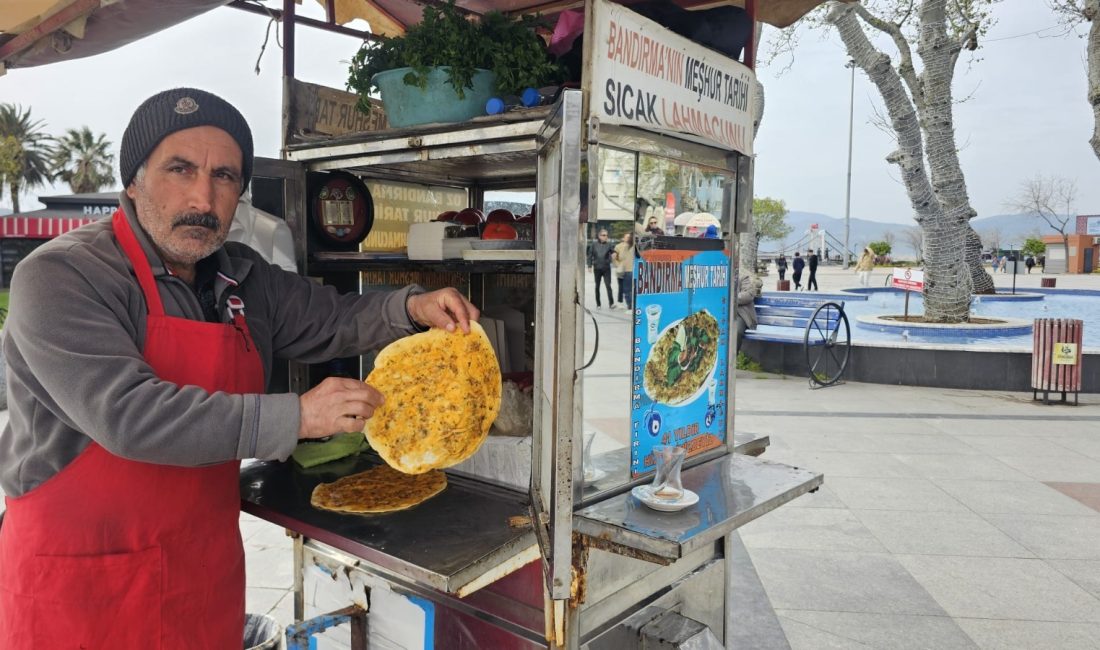 Bandırma’da Sokak Lahmacununa Zam Artan maliyetler nedeniyle sokak lahmacununun fiyatı yükseldi, hem esnaf hem