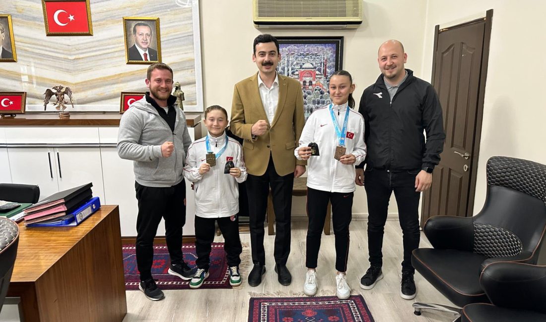 Manyas’ta Başarılı Sporcular Kaymakamlıkta ağırlandı Karate Şampiyonası’nda dereceye giren öğrenciler, Kaymakam Mustafa Salih Bayram tarafından