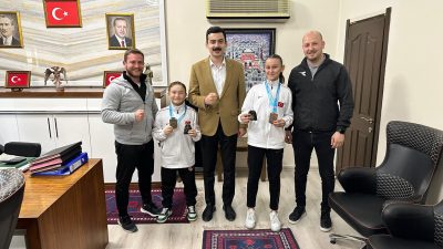 Karate Şampiyonası’nda dereceye giren öğrenciler, Kaymakam Mustafa Salih Bayram tarafından