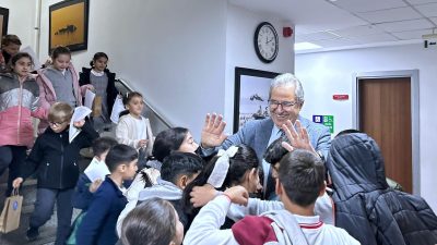Bandırma Belediyesi’nde ağırlanan ilkokul öğrencileri, yerel yönetimlerin işleyişini yerinde öğrenme