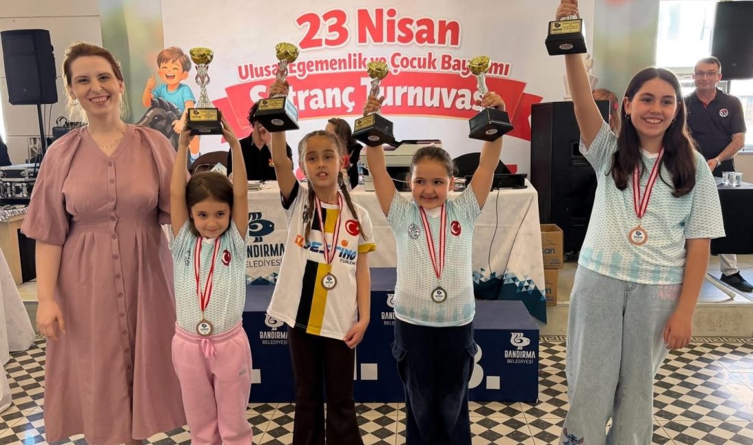 Bandırma’da 23 Nisan etkinlikleri kapsamında düzenlenen satranç turnuvasında çocuklar hem