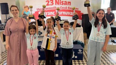 Bandırma’da 23 Nisan etkinlikleri kapsamında düzenlenen satranç turnuvasında çocuklar hem