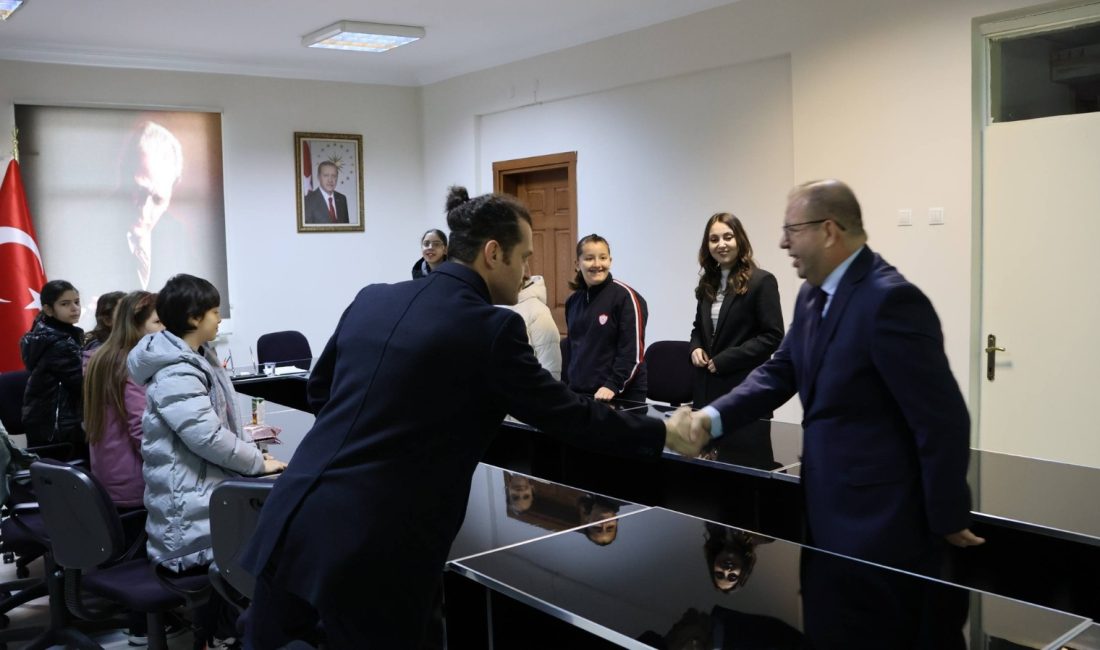 Susurluklu minikler Kaymakam Gülen ile buluştu Susurluk’ta Düşünür Koleji öğrencileri, Sosyal Bilgiler dersi kapsamında Kaymakam Turgut