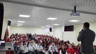 Enerjisa Bandırma Fen Lisesi’nde düzenlenen deprem farkındalık seminerinde, öğrenciler hem