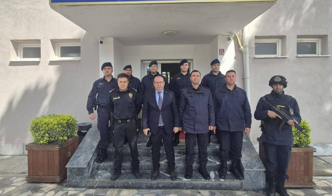 Göbel Jandarma’sına Gülen’den ziyaret Susurluk Kaymakamı Turgut Gülen, Göbel Jandarma Komutanlığı’nı ziyaret ederek asayiş