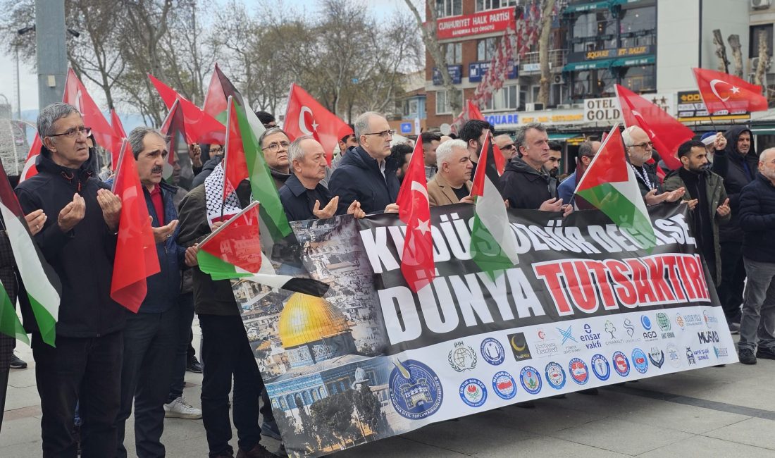 Bandırma’da sivil toplum kuruluşları öncülüğünde düzenlenen programda Filistin’e destek mesajları