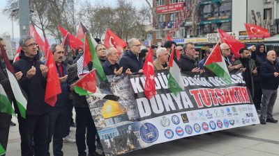 Bandırma’da sivil toplum kuruluşları öncülüğünde düzenlenen programda Filistin’e destek mesajları