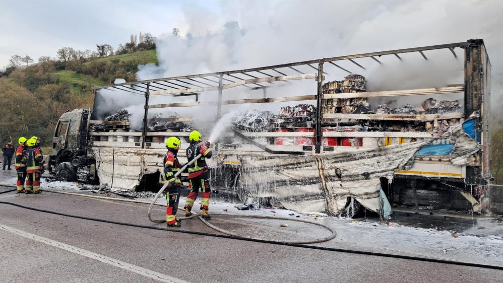 Balıkesir’de yanan tır kullanılmaz hale geldi Balıkesir’de seyir halindeki tır ve çekicisi yanarak, kullanılmaz hale geldi.