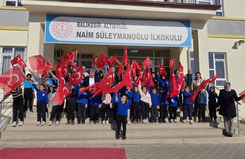 Okullarda Türk bayraklı tören Eğitim-Bir-Sen Balıkesir 1 Nolu Şube Başkanı Ercan Kurter, pazartesi sabah