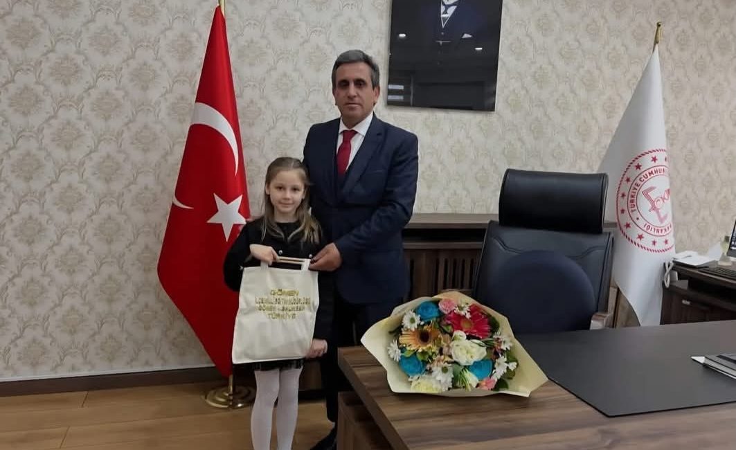 Turna koltuğunu minik ellere bıraktı 23 Nisan kapsamında Gönen’de bir öğrenci, İlçe Milli Eğitim Müdürü