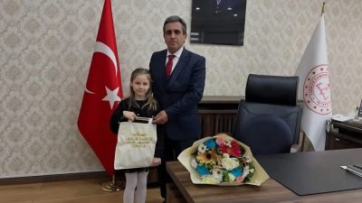 23 Nisan kapsamında Gönen’de bir öğrenci, İlçe Milli Eğitim Müdürü