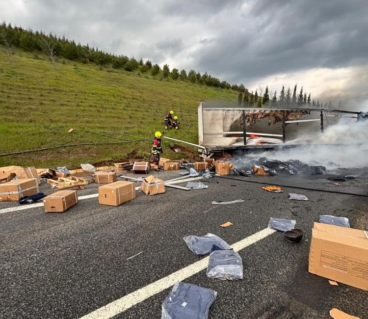 Balıkesir’de otoyolda korkutan tır yangını: 2 yaralı Balıkesir-İstanbul-İzmir yolu üzerinde bariyerlere çarpan tırın alev aldığı kazada 2
