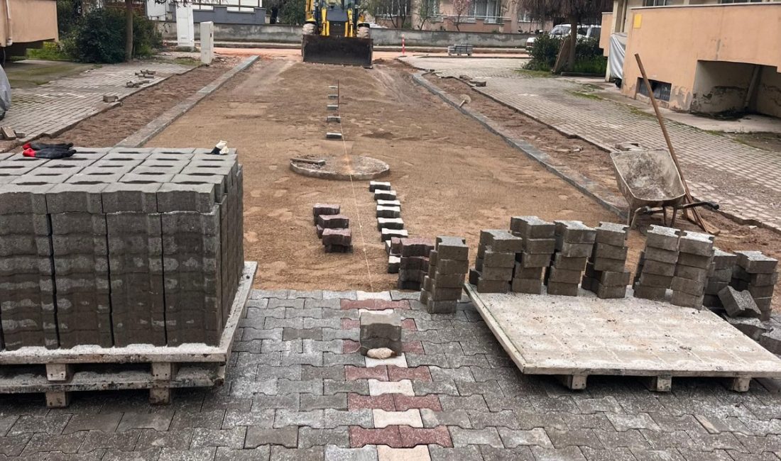 Gönen Belediyesi, ilçe genelinde yürüttüğü parke taş yol ve altyapı