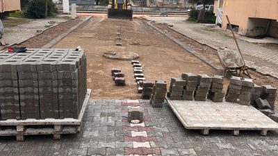 Gönen Belediyesi, ilçe genelinde yürüttüğü parke taş yol ve altyapı