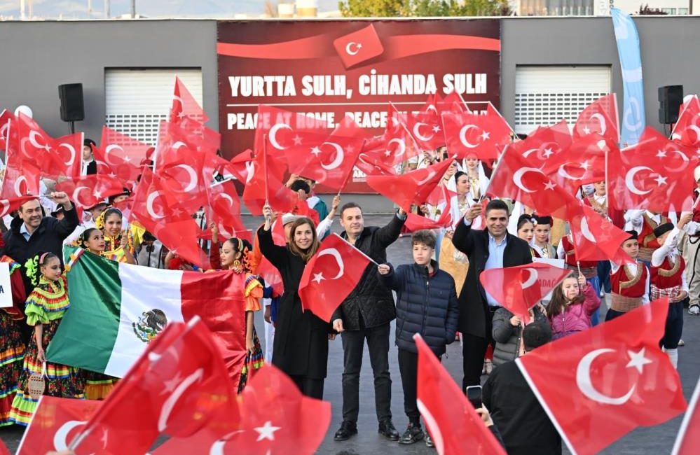 Balıkesir’de 9 ülkenin çocukları aynı sahnede buluştu Bu yıl ikincisi düzenlenen Balıkesir Uluslararası Çocuk Festivali kapsamında düzenlenen