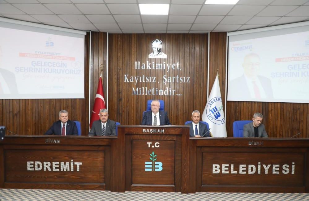Başkan Ertaş, basınla buluştu: 2 yıllık hizmetleri anlattı Edremit Belediye Başkanı Mehmet Ertaş, göreve geldiği günden bu yana
