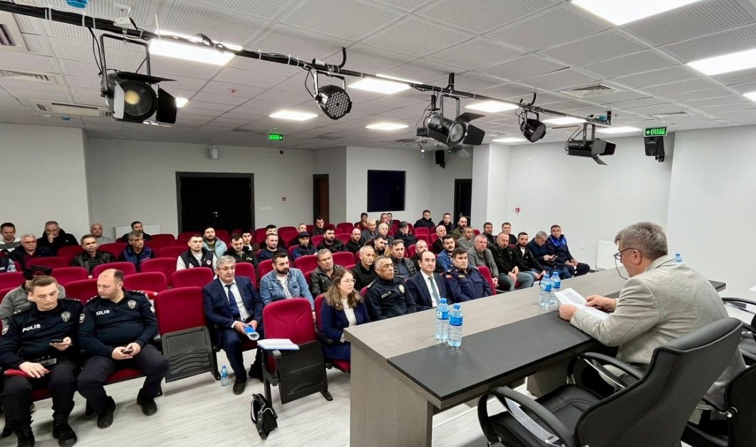 Gönen Kahvehanelerinde Tütün Denetimi Eğitimi İlçe Sağlık Müdürlüğü tarafından düzenlenen toplantıda kahvehane işletmecilerine yasal sorumluluklar