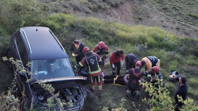  Bandırma’da otomobilin direksiyon hakimiyetini kaybeden sürücü, tarlaya uçması sonucu hafif