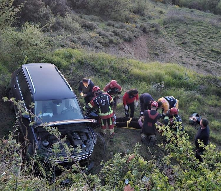  Bandırma’da otomobilin direksiyon hakimiyetini kaybeden sürücü, tarlaya uçması sonucu hafif