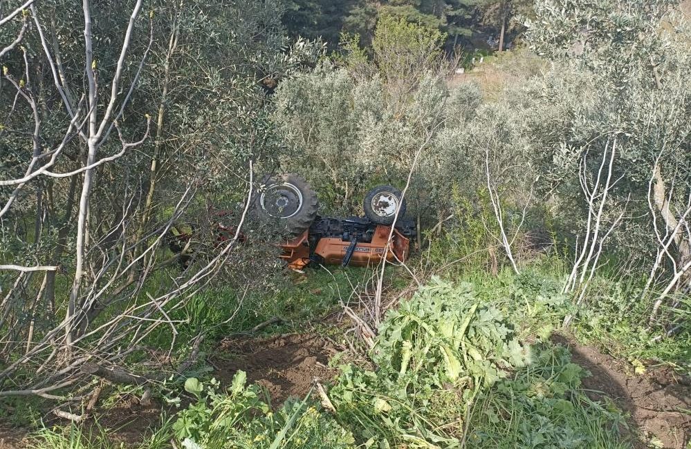 Balıkesir’de traktör şarampole uçtu; 2 yaralı Bigadiç’te tarlaya çifte giden traktör sürücüsünün direksiyon hakimiyetini kaybetmesi sonucu
