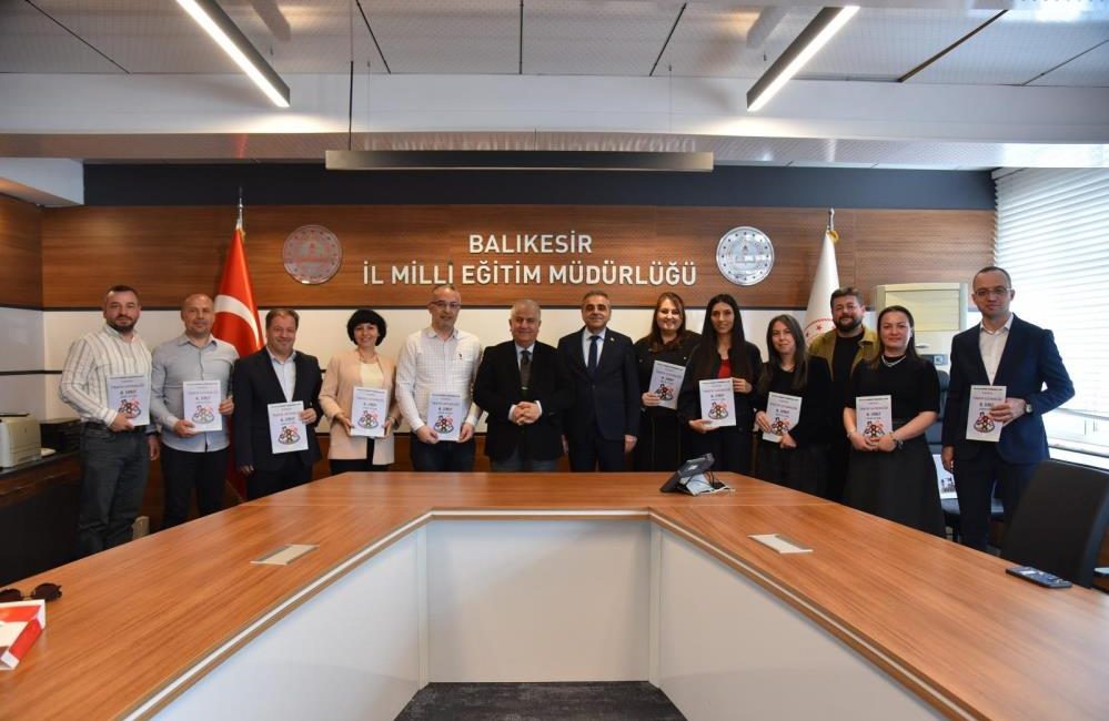 Trafik Güvenliği ders kitabı öğrencilerle buluştu Balıkesir İl Millî Eğitim Müdürlüğü, eğitim alanındaki nitelikli çalışmalarına bir