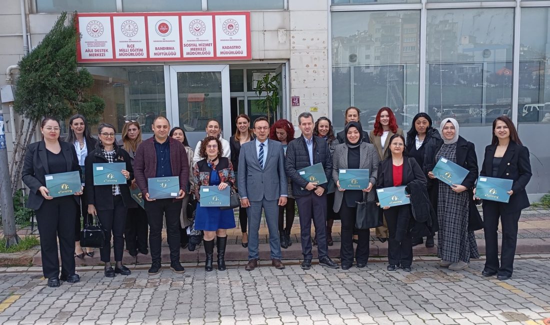 Bandırma’da eTwinning başarısı belgelendirildi Avrupa Birliği ülkelerindeki okullarla yürütülen eTwinning projelerinde başarı sağlayarak Avrupa