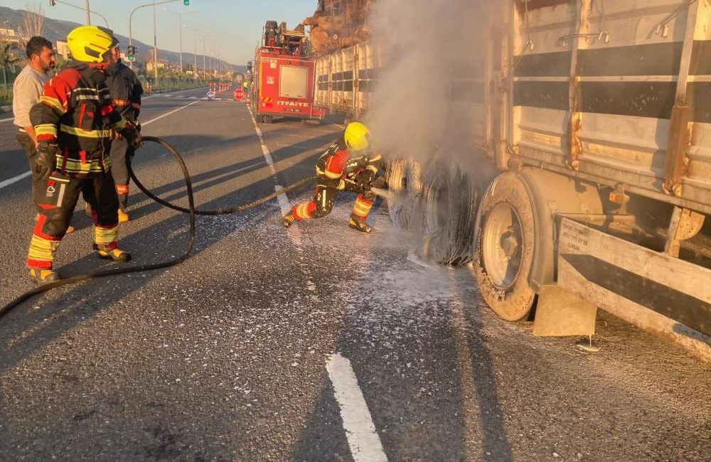 Tomruk yüklü TIR dorsesi alev alev yandı Edremit’te seyir halindeki tomruk yüklü bir tırın dorsesinde çıkan yangın,