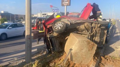 Bandırma ilçesinde meydana gelen tek taraflı trafik kazasında araç içerisinde