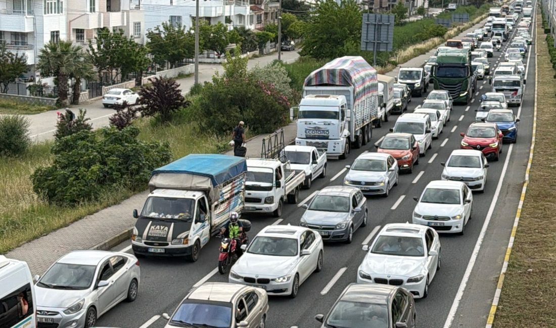Kuzey Ege’de trafikte 9 günlük bayram tatili yoğunluğu başladı Kurban Bayramı tatilinin 9 güne çıkarılmasının ardından, tatilcilerin Kuzey Ege’deki