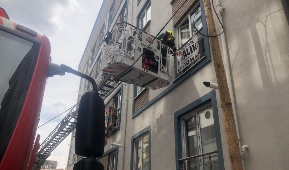 Balıkesir’de bir apartmanın boşluğunda şarja takılan elektrikli motosiklette yangın çıktı.